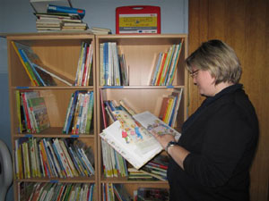 Eine Mutter sieht sich ein Kinderbuch an.
