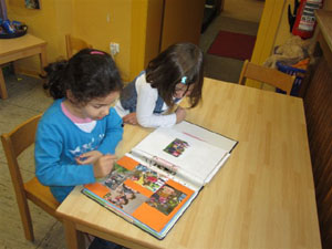 Kinder schauen Fotobücher an.
