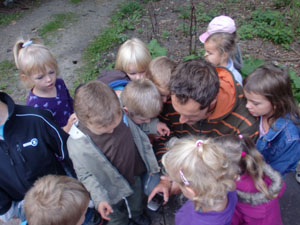 Kindergruppe und Erzieher mit GPS-Gerät