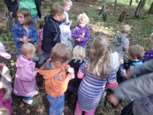 Die Kinder finden den Schatz.