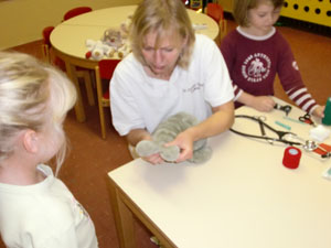 Tierärztin und Kinder mit Stofftier