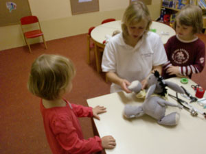 Tierärztin und Kinder mit Stofftier