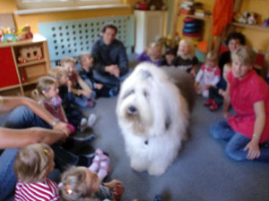 Hund Holly umringt von Kindergruppe