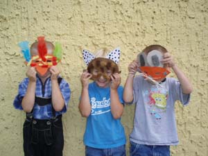 3 Kinder mit gebastelten Halbmasken