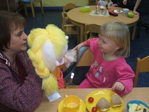 Frau Voss mit Handpuppe und Kind