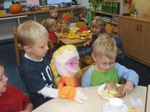 2 Jungen mit Handpuppe