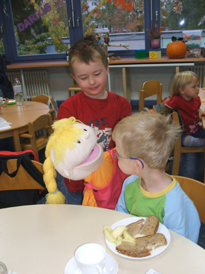  2 Jungen mit Handpuppe