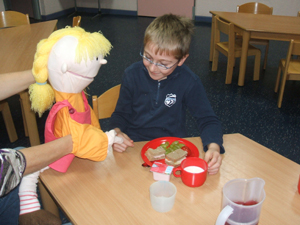 Handpuppe begrüßt Jungen