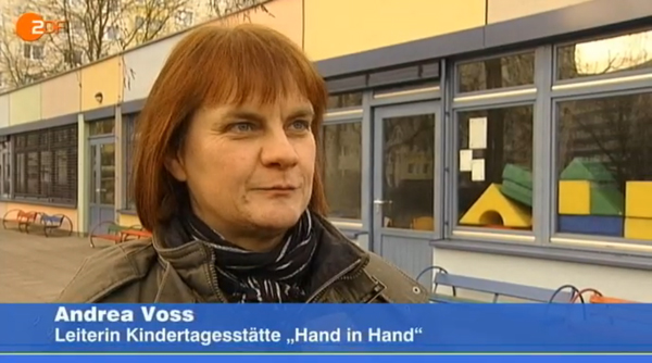 Frau Voss vor Kita mit ZDF-Logo oben links
