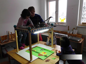 Kinder mit Trickfilmbox
