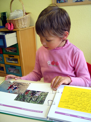 Mädchen liest im Buch