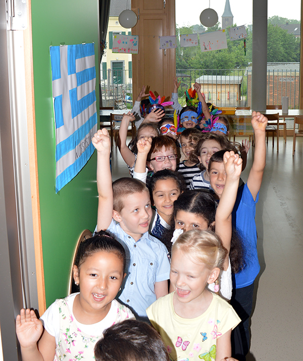  Kinder kommen durch Tür