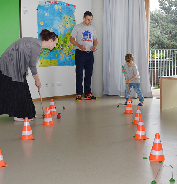 Kinder experimentieren mit den Eltern und Erzieherinnen