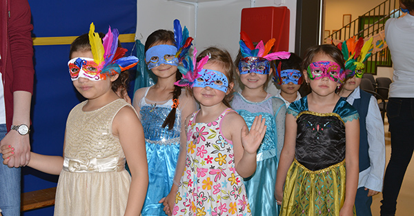 Kinder mit Masken