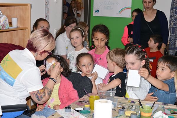 Kinder werden geschminkt
