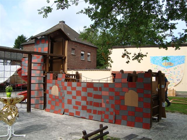 Spielgerät als Burg umgebaut