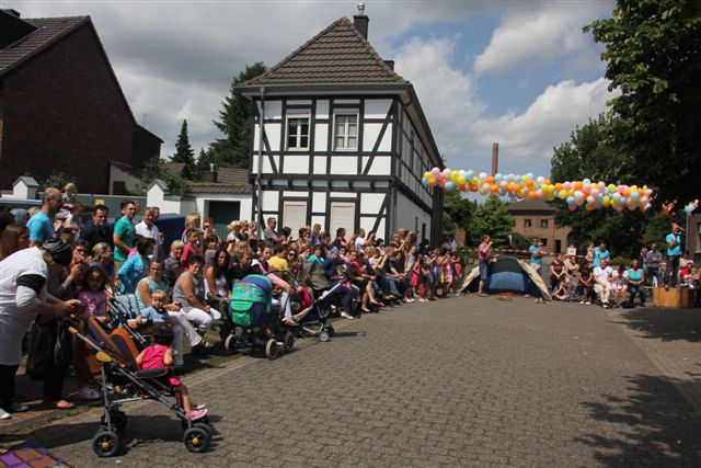 Publikum wartet auf der Straße.