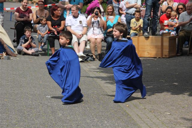 2 Jungen mit blauen Umhängen