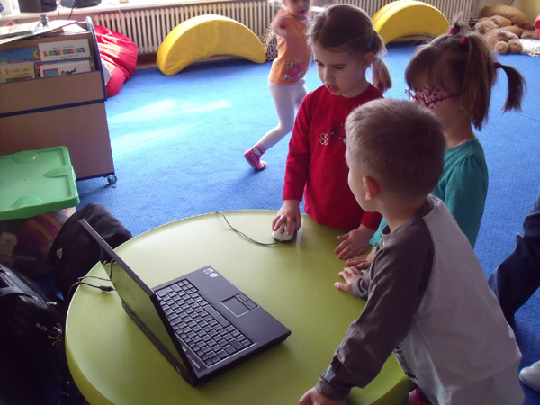 Kinder am Laptop
