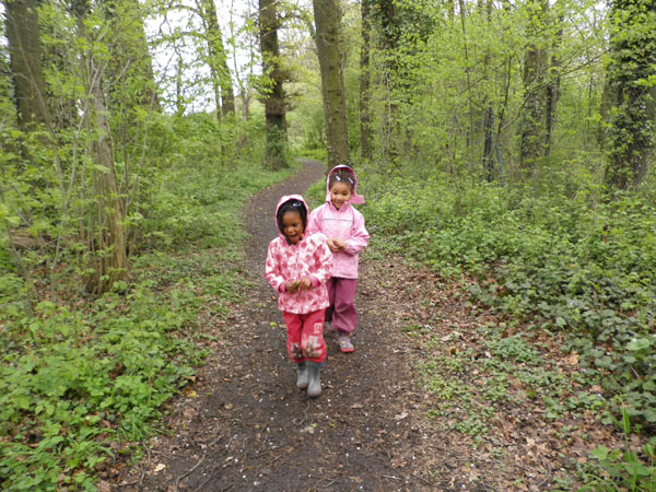 2 Mädchen im Wald