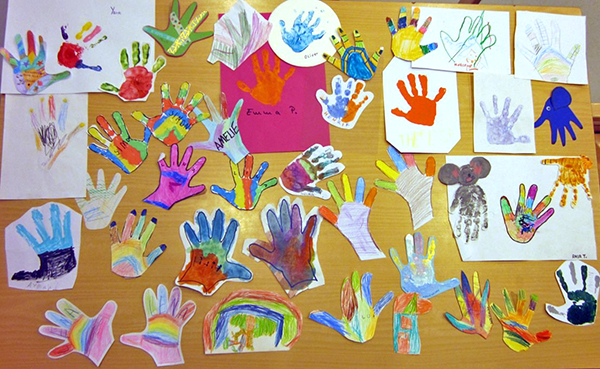 gemalte Kinderhände an der Wand in der KITA