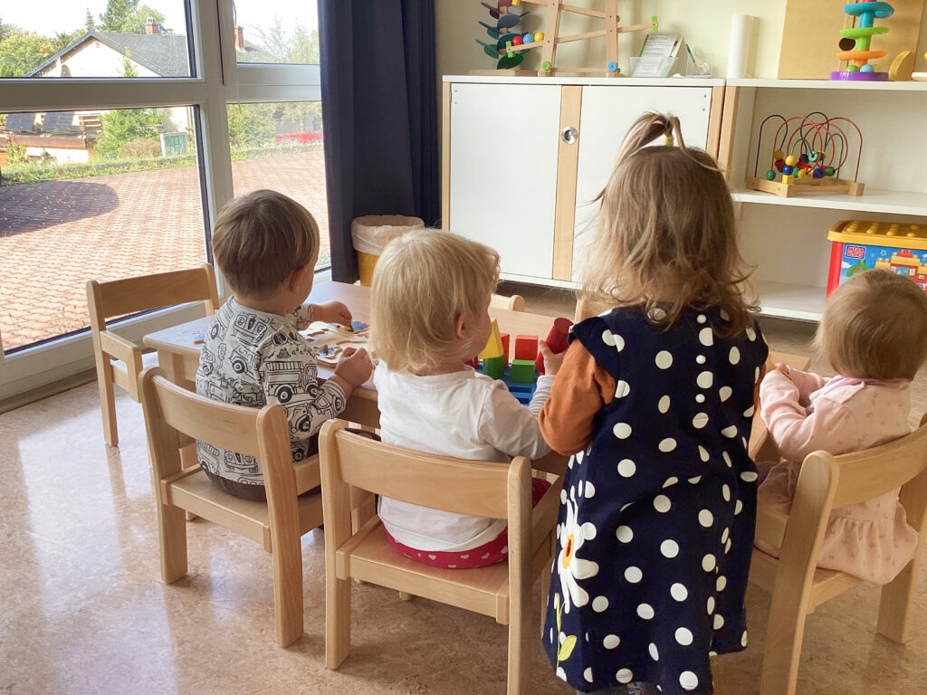 Hurra – der neue Tisch und die Stühle sind da!