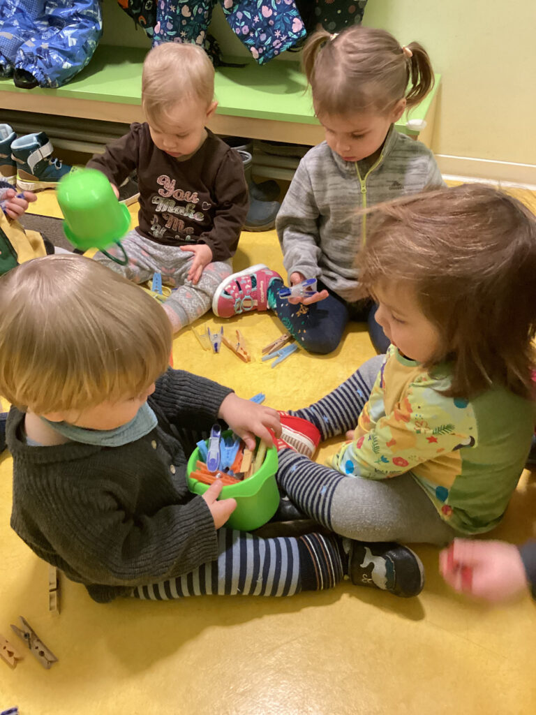 Exploration in der Krippe – Experimentieren mit Klammern!