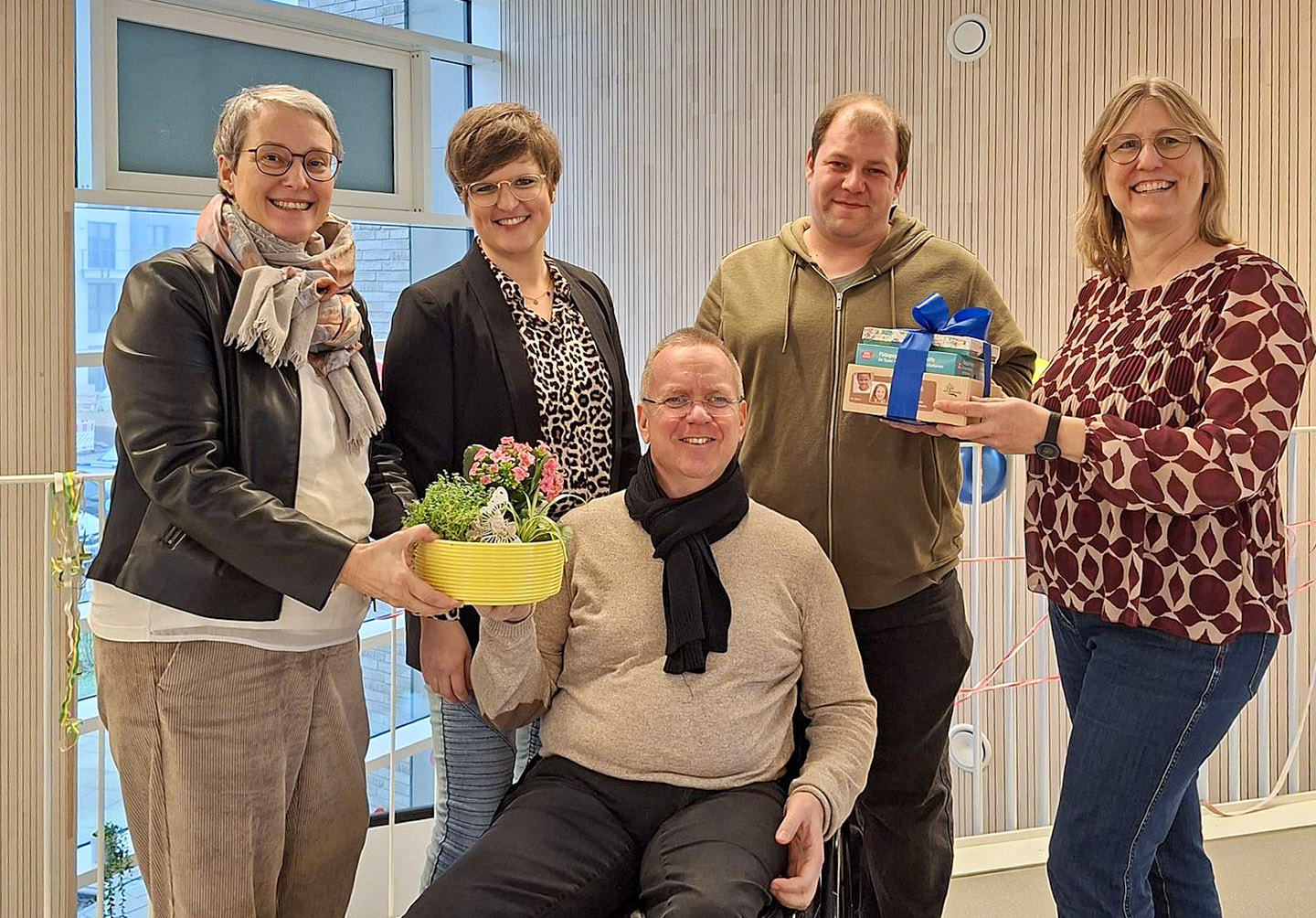von links nach rechts: Kornelia Wirtz-Wolsiffer (Geschäftsführerin des Paritätischen im Rhein-Erft-Kreis), Julia Maaßen (Trägerrepräsentanz NRW), Kevin Andel (Einrichtungsleitung), Franka Seifert (Fachreferentin Tagesangebote für Kinder des Paritätischen im Rhein-Erft-Kreis), vorne: Thomas Hänsgen (Geschäftsführer des Trägers)