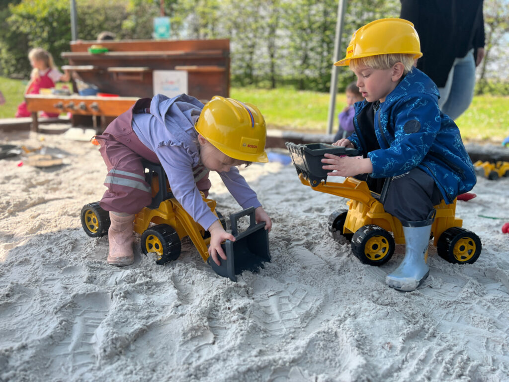 Kinder auf Spielebagger