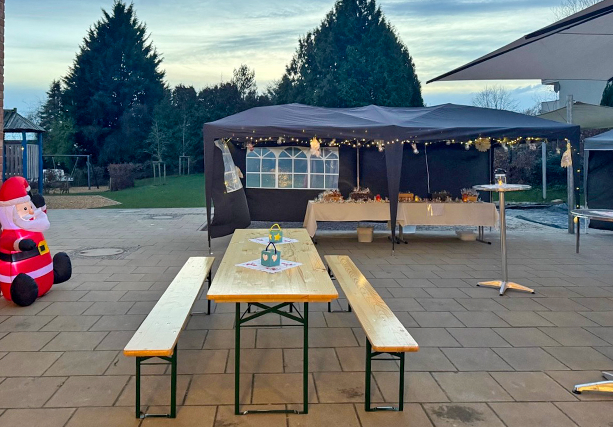 Ein menschenleerer Platz mit Biergarnitur und Ständen