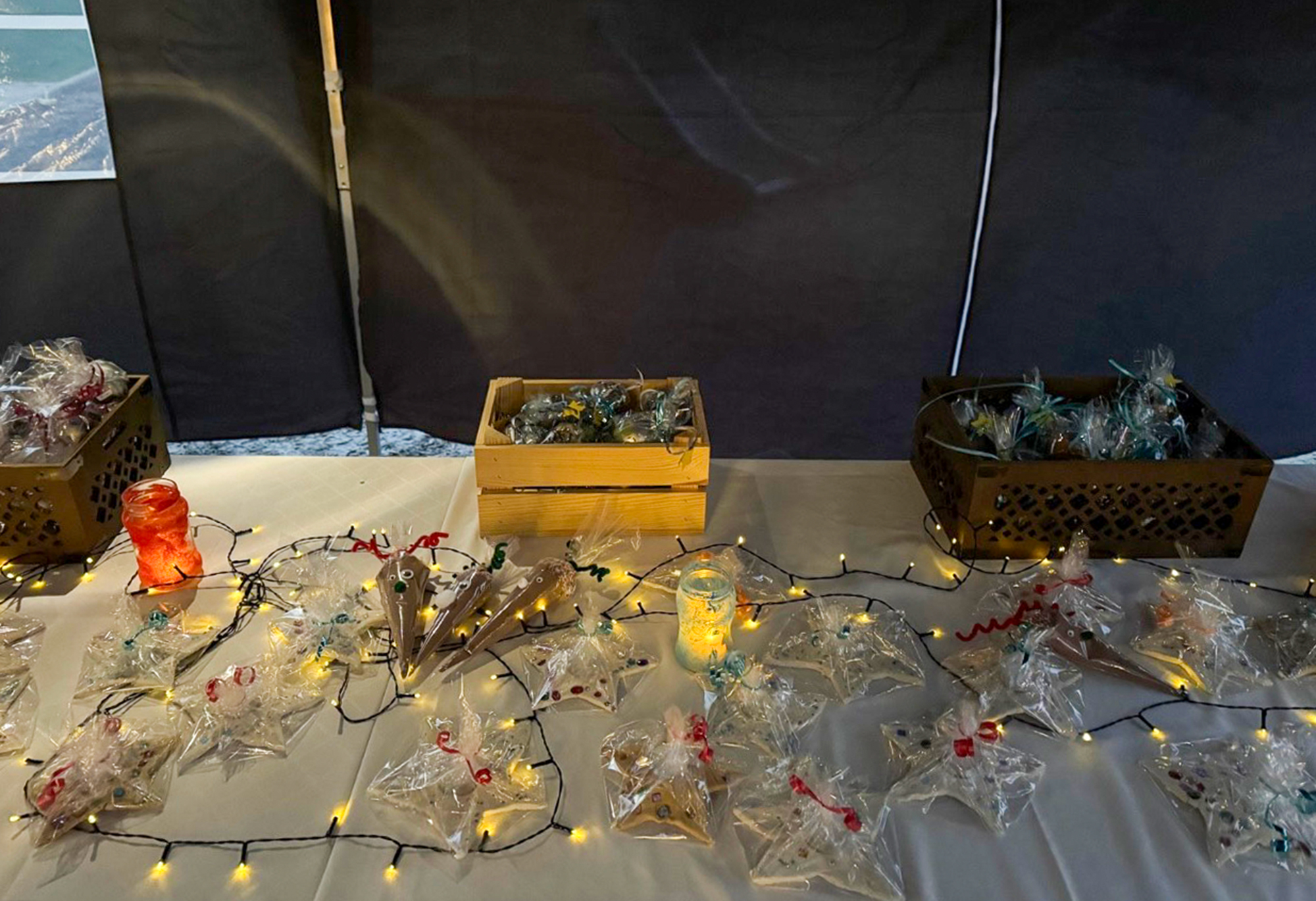 Lichterketten auf einem Tisch