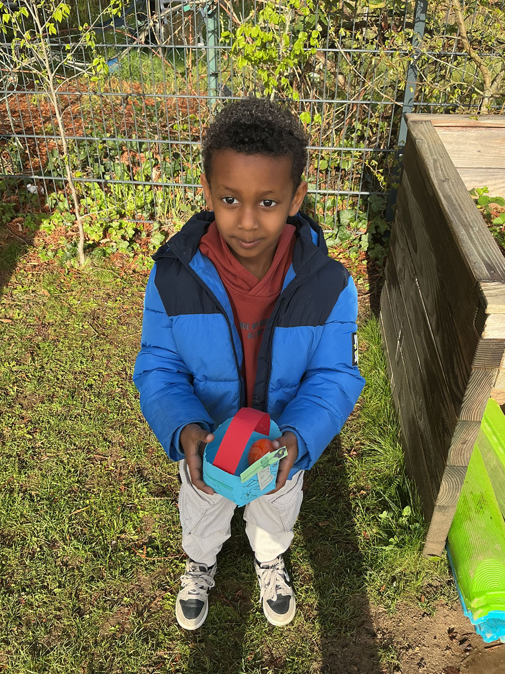 Kind dnach erfolgreicher Ostereiersuche