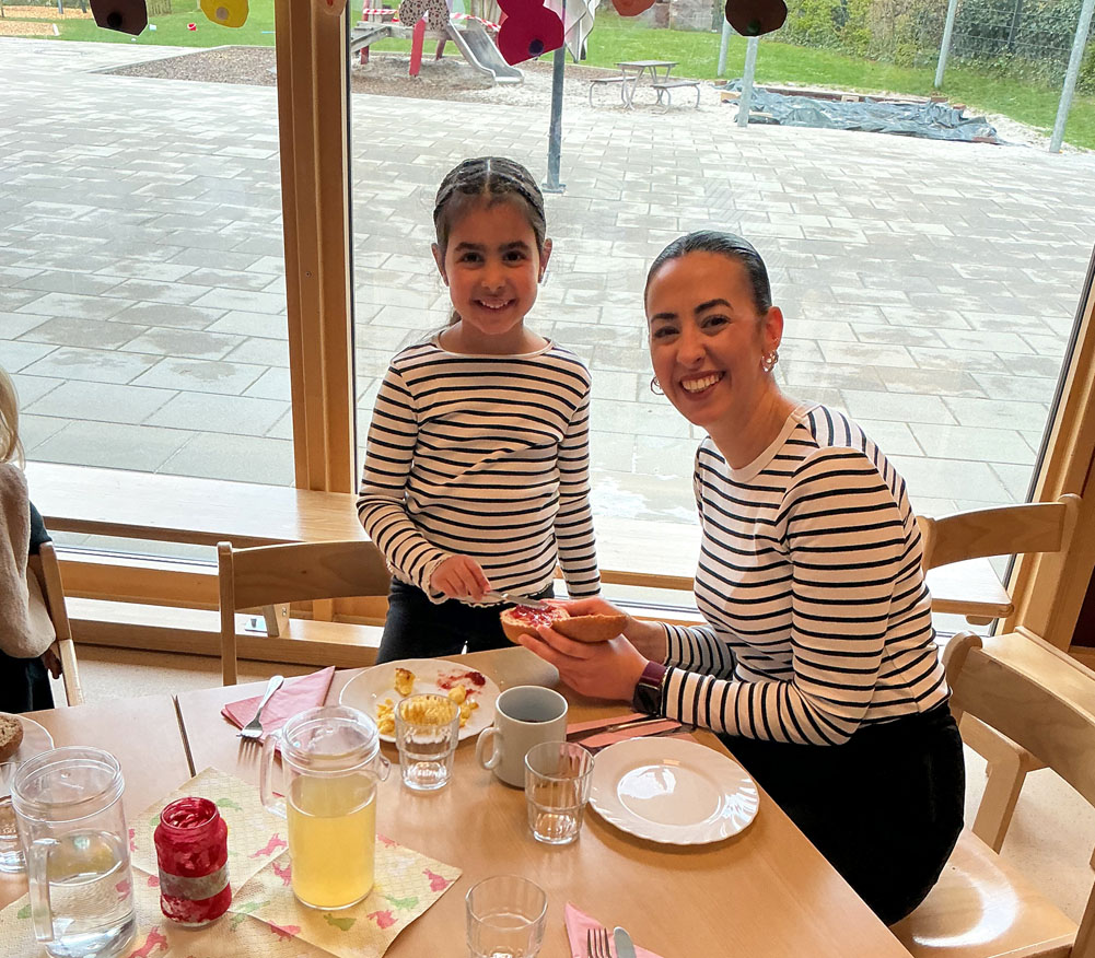 Kind und Frau beim Frühstück