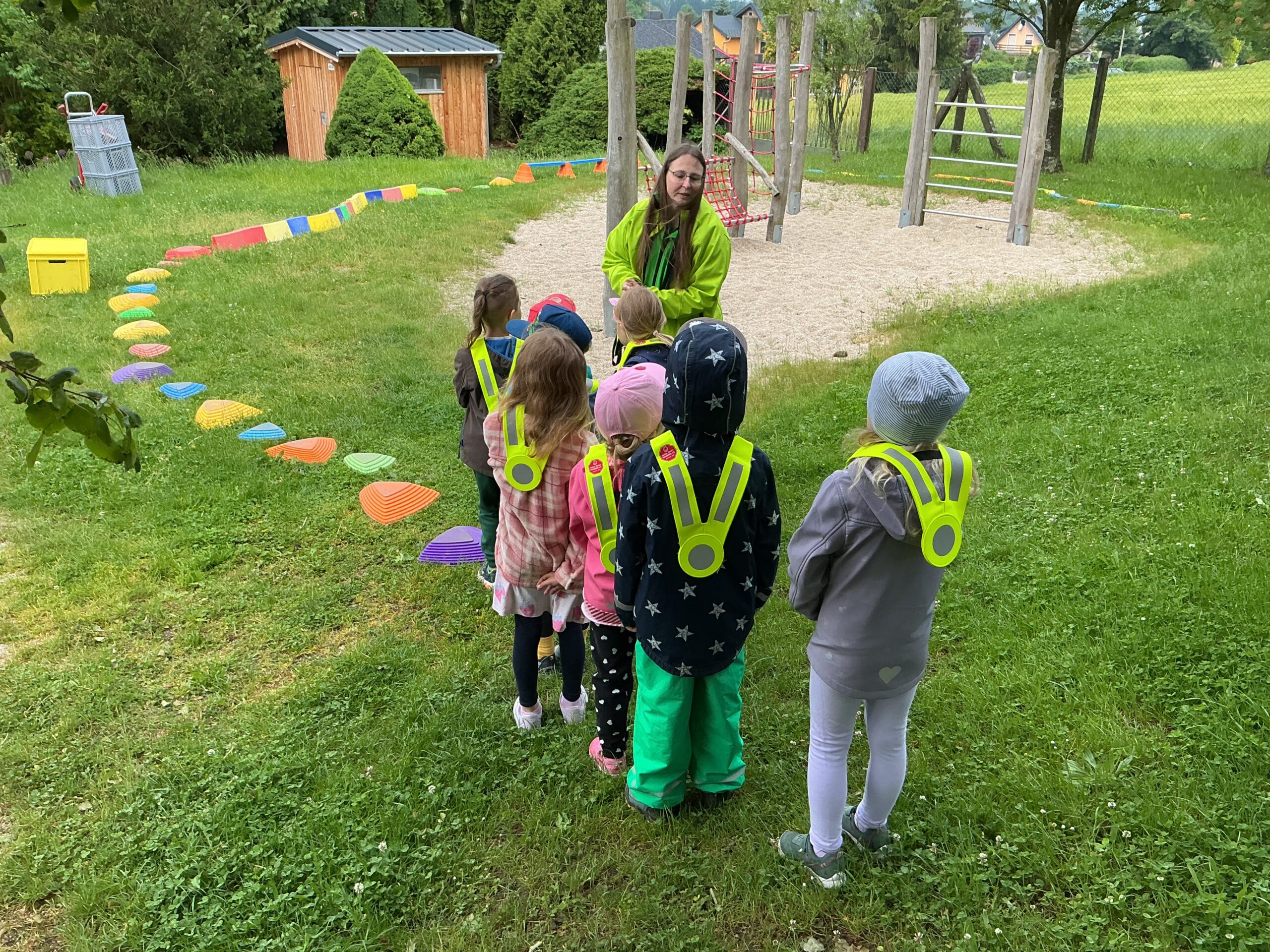 Kinder vor einem Parcours im Garten