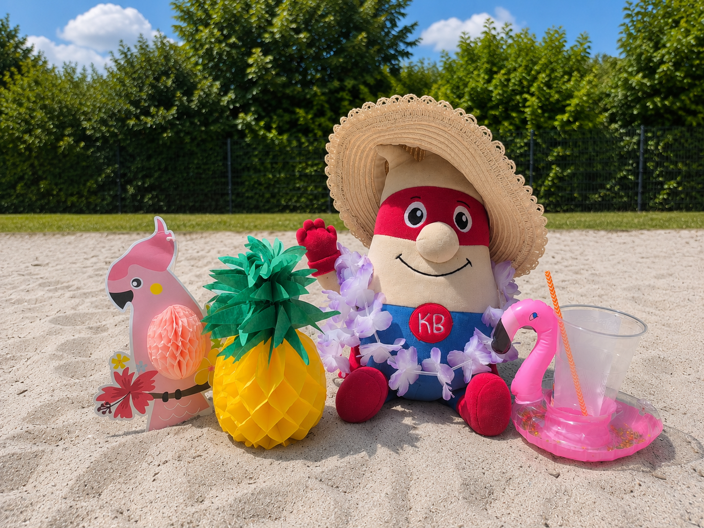 Käpt'n Browser sitzt im Sand und grüßt die Kinder